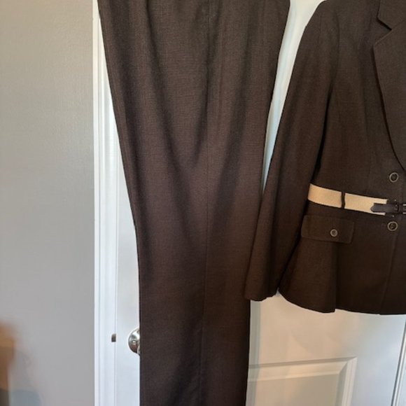 TAHARI BROWN 2PC PANTSUIT WITH CREAM ACCENT BELT - Picture 3 of 4